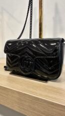 Borsa mini Gucci GG Marmont in pelle vernis nero