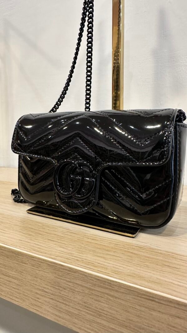Borsa mini Gucci GG Marmont in pelle vernis nero - immagine 3