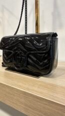 Borsa mini Gucci GG Marmont in pelle vernis nero