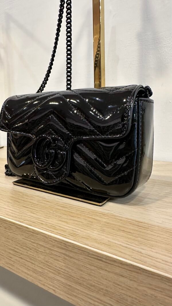Borsa mini Gucci GG Marmont in pelle vernis nero - immagine 13