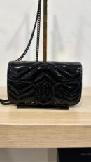 Borsa mini Gucci GG Marmont in pelle vernis nero