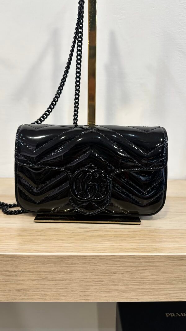 Borsa mini Gucci GG Marmont in pelle vernis nero - immagine 19