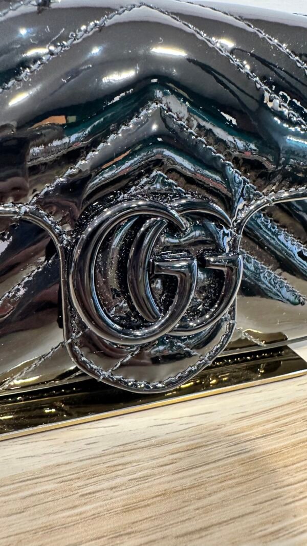 Borsa mini Gucci GG Marmont in pelle vernis nero - immagine 2