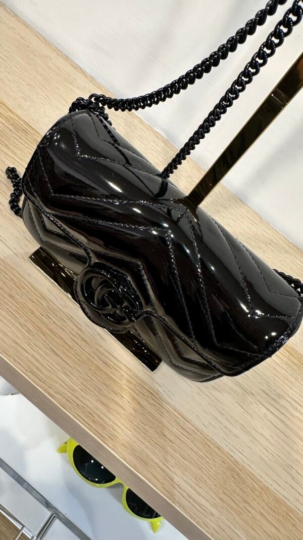 Borsa mini Gucci GG Marmont in pelle vernis nero - immagine 12