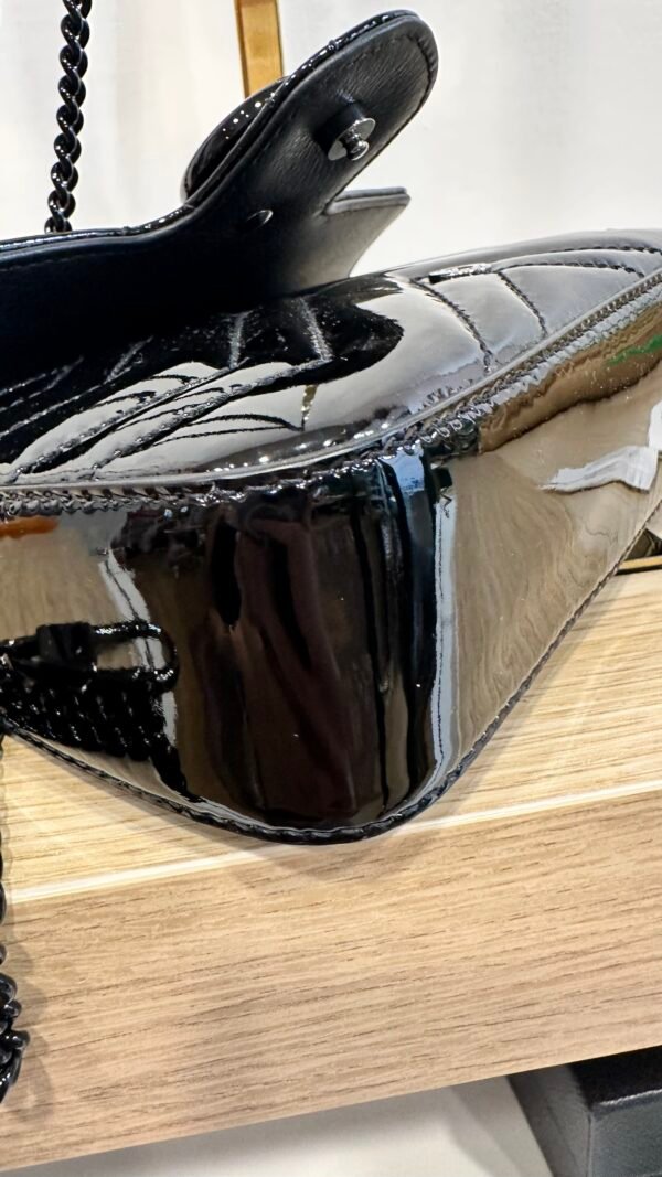 Borsa mini Gucci GG Marmont in pelle vernis nero - immagine 22