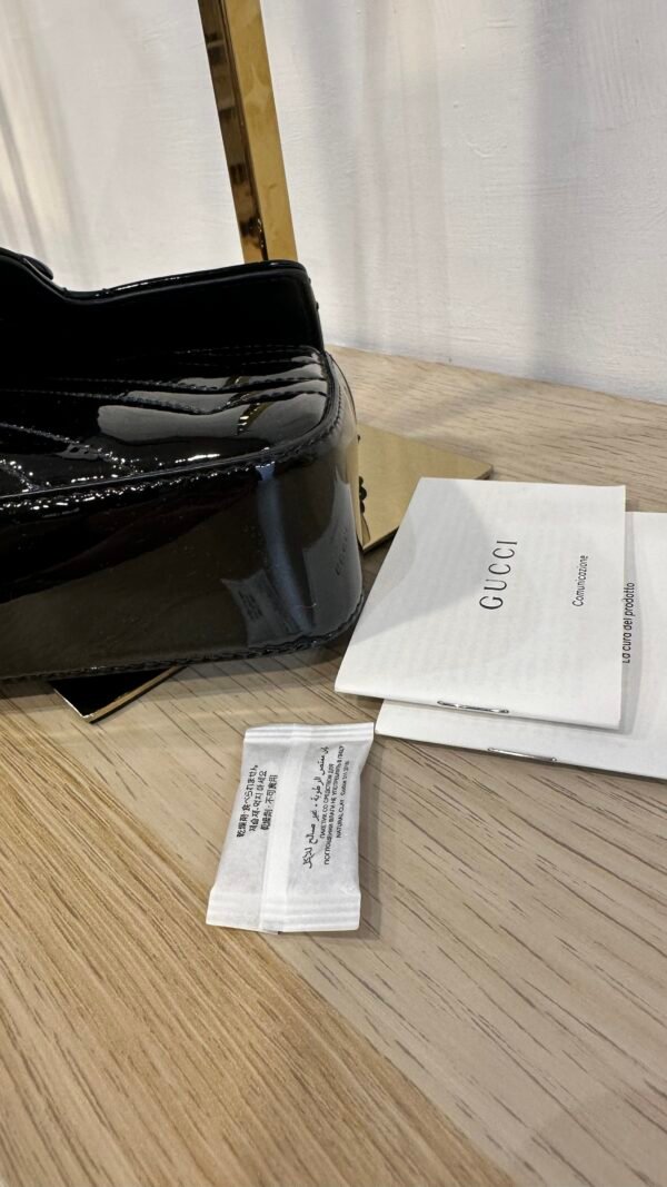 Borsa mini Gucci GG Marmont in pelle vernis nero - immagine 26