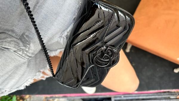 Borsa mini Gucci GG Marmont in pelle vernis nero - immagine 6