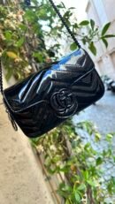 Borsa mini Gucci GG Marmont in pelle vernis nero