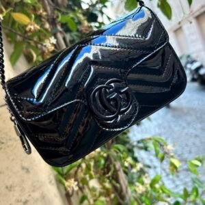 Borsa mini Gucci GG Marmont in pelle vernis nero