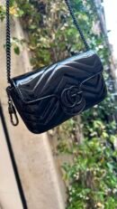 Borsa mini Gucci GG Marmont in pelle vernis nero