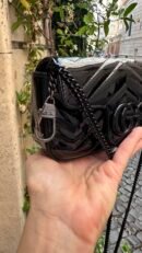 Borsa mini Gucci GG Marmont in pelle vernis nero