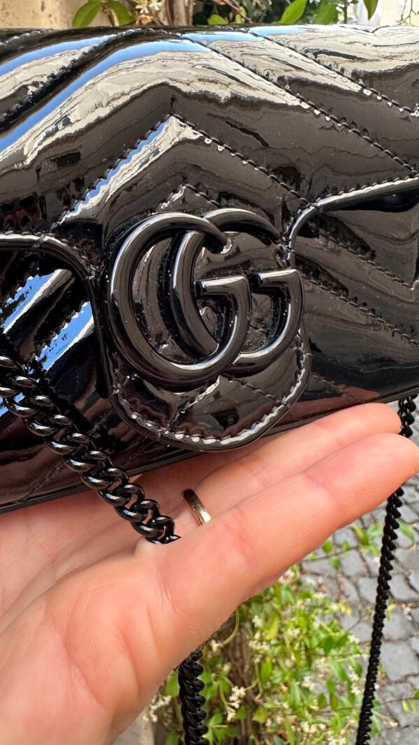 Borsa mini Gucci GG Marmont in pelle vernis nero - immagine 15