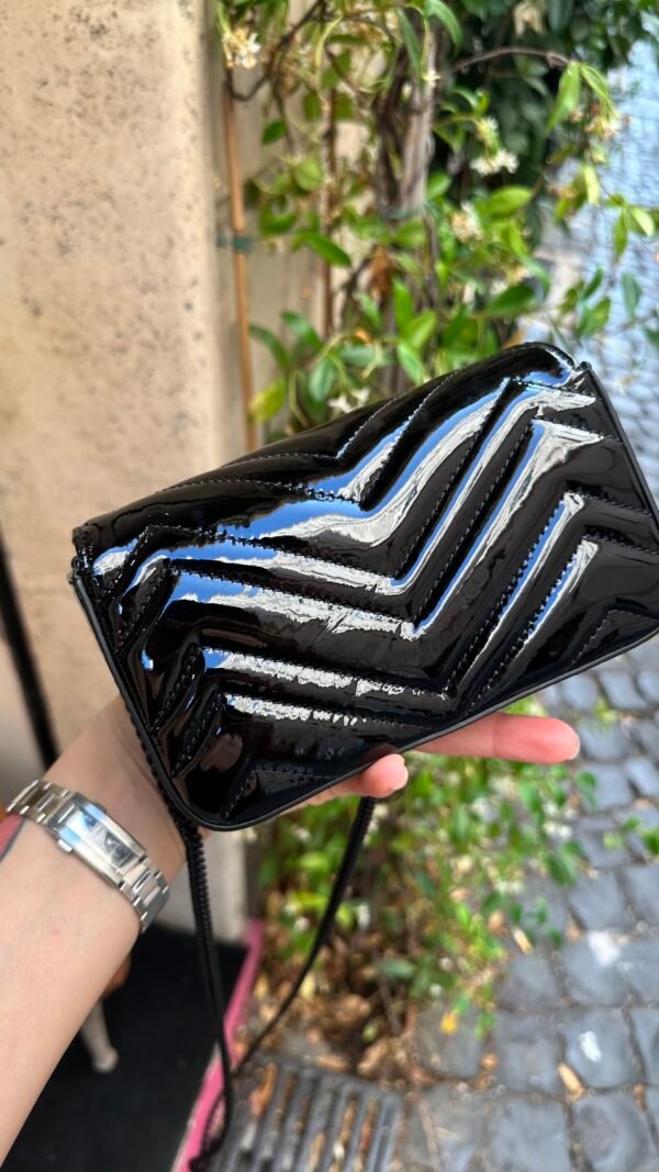 Borsa mini Gucci GG Marmont in pelle vernis nero - immagine 20