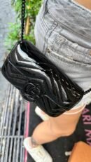 Borsa mini Gucci GG Marmont in pelle vernis nero