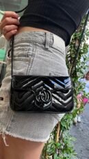 Borsa mini Gucci GG Marmont in pelle vernis nero