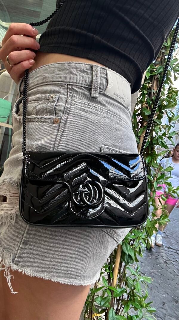 Borsa mini Gucci GG Marmont in pelle vernis nero - immagine 11