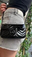 Borsa mini Gucci GG Marmont in pelle vernis nero