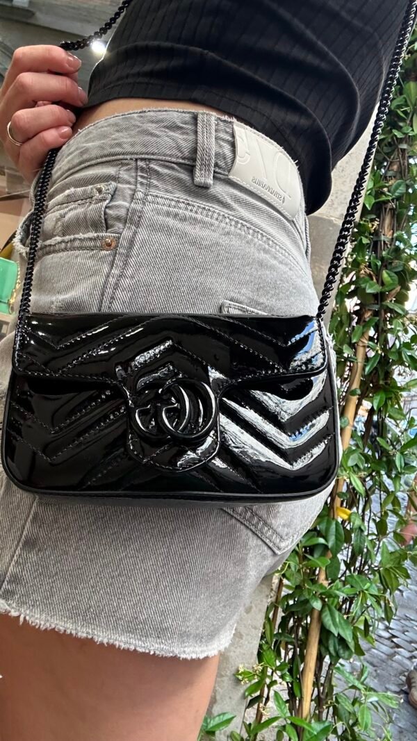 Borsa mini Gucci GG Marmont in pelle vernis nero - immagine 4